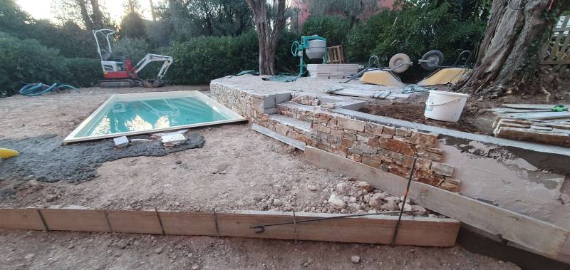 Parements en cours d'installation