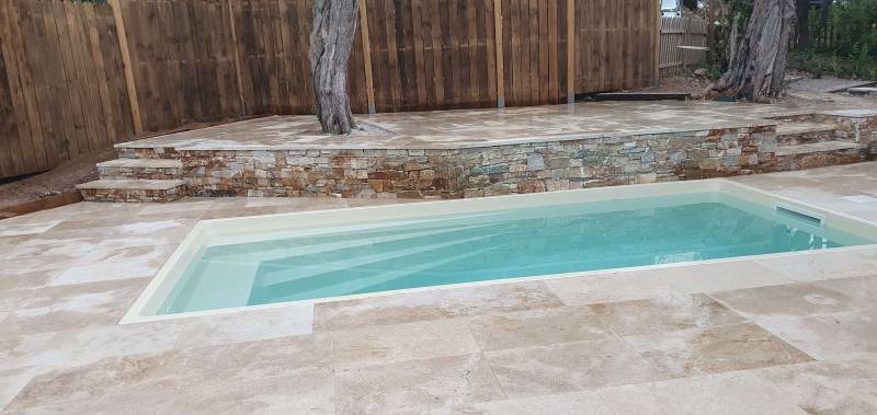 Mini piscine avec murets et parement