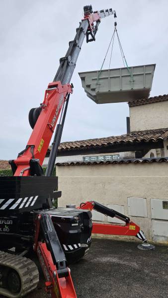 Installation d'une piscine avec une grue sur chenille à Le Cannet