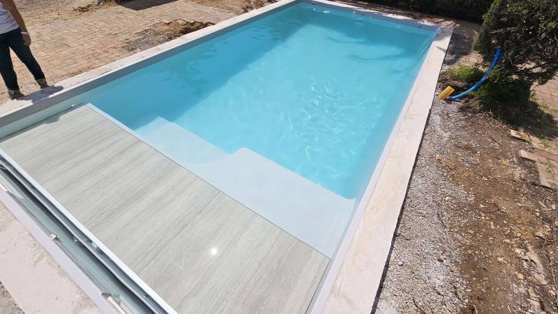 Piscine avec une couverture automatique à Vence