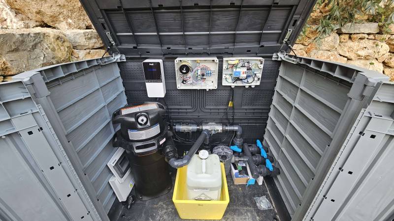 Local technique d'une piscine à coque à Mandelieu