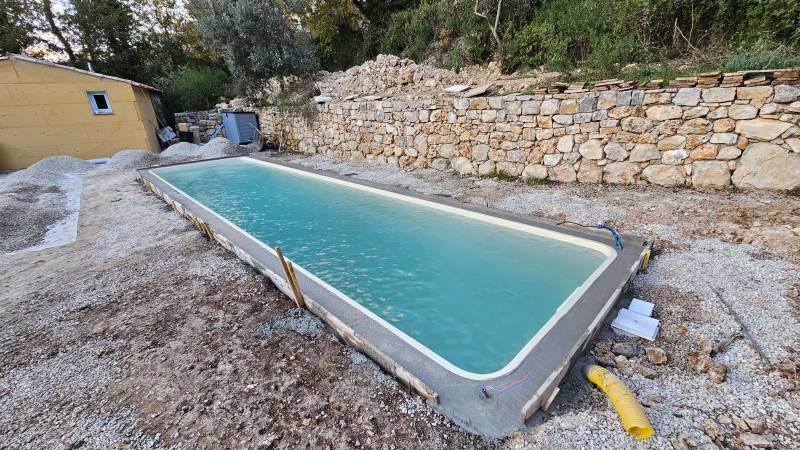 Ceinture béton d'une piscine à Mandelieu