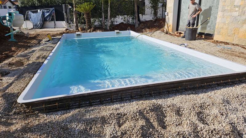 Remblai d'une piscine en polyester à Mougins