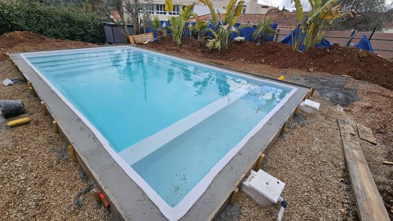 Ceinture béton d'une piscine à coque à Mougins