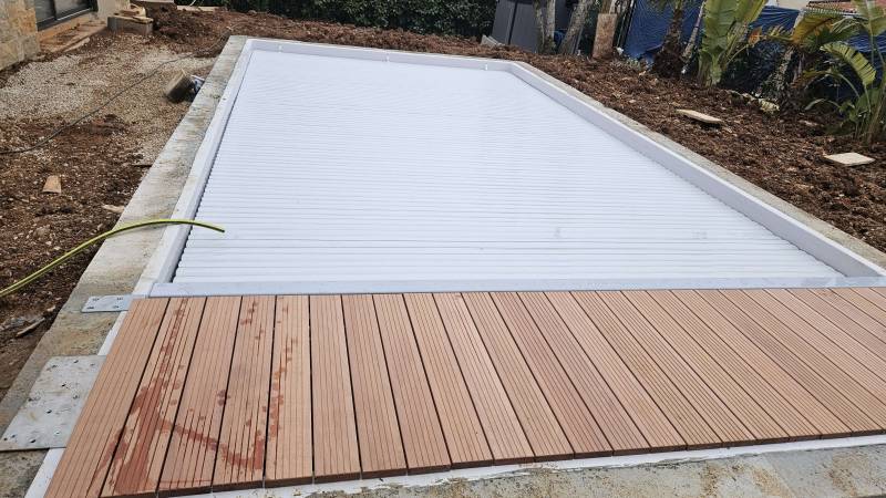 Piscine en coque avec une couverture immergée à Mougins