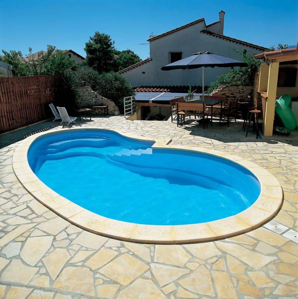 Piscine en polyester bleue dans le Var