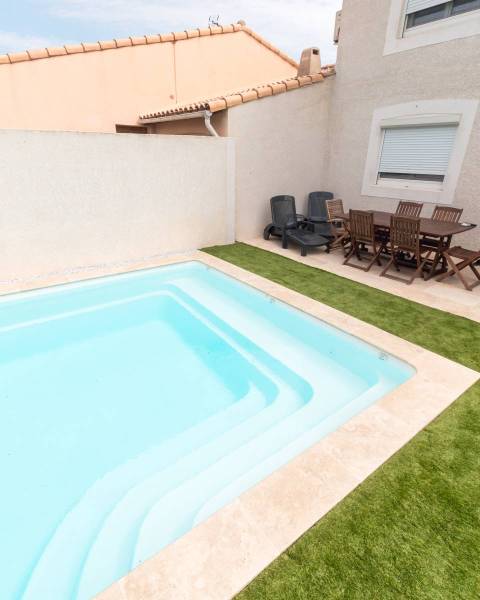 Piscine coque polyester avec couverture immergée modèle BORNEO