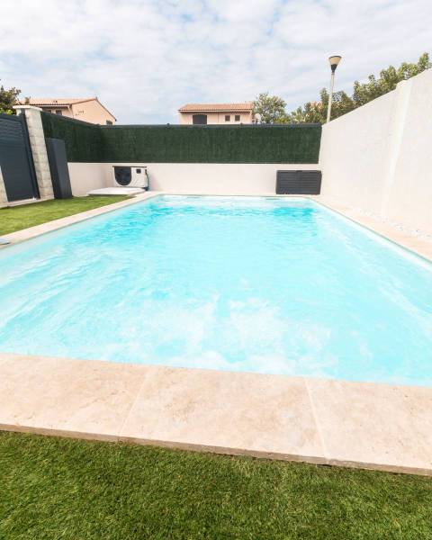 Piscine coque polyester avec couverture immergée modèle BORNEO