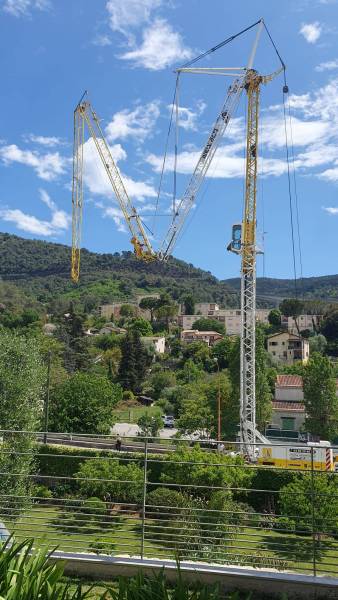 Livraison d'une piscine avec une grue à Nice