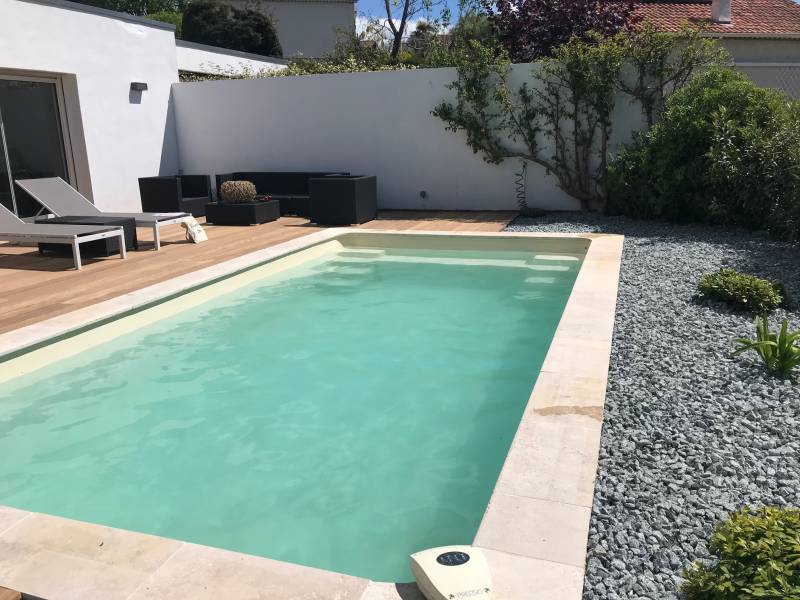 Piscine avec terrasse en bois à Vence