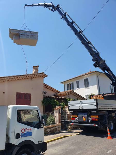 Livraison avec un camion grue à Mougins