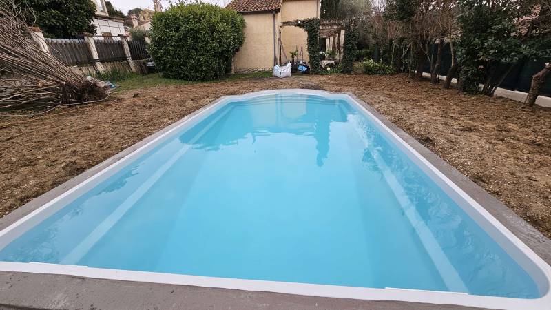 Installation d'une piscine rectangulaire avec un escalier roman Capri à Villeneuve Loubet