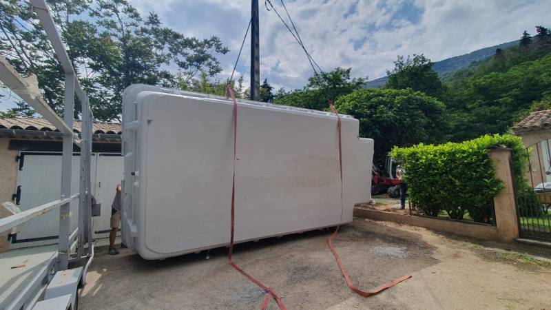 Livraison par le camion à Fréjus