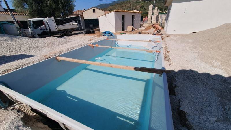 remplissage d'une piscine en coque à Carros