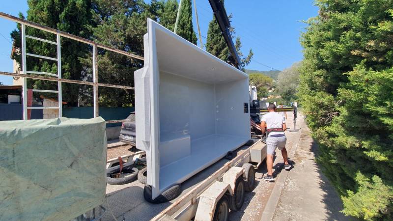 Livraison d'une piscine avec le camion d'usine à Le Cannet