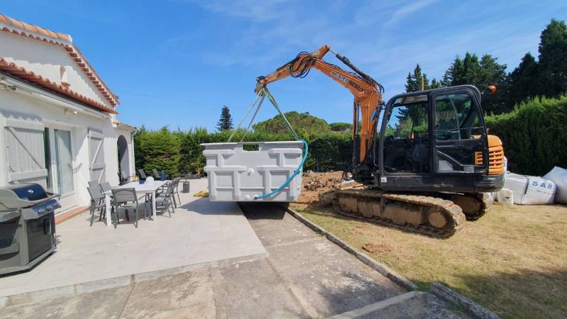 Mise en place d'une piscine avec une pelle de terrassement à Cannes