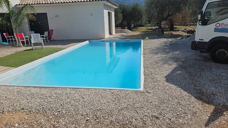 Piscine en coque polyester installée à Carros