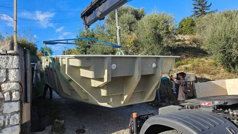 Livraison d'une piscine en polyester à Mougins