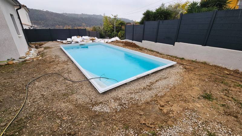 Ceinture béton de la piscine à Mougins