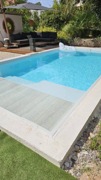 Piscine en coque avec volet immergé à Antibes