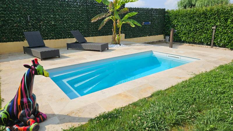 Mini piscine avec dallage travertin à cagnes sur mer sur la cote d'azur