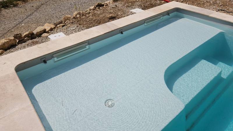 Plage immergée piscine Malibu par O Pure Piscine à Mougins dans les Alpes Maritimes