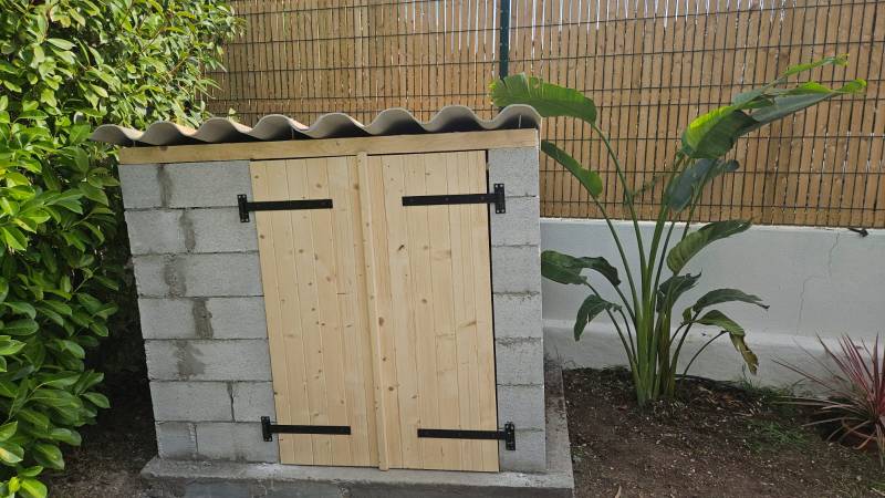Local technique en béton pour piscine O Pure Piscine à Mougins
