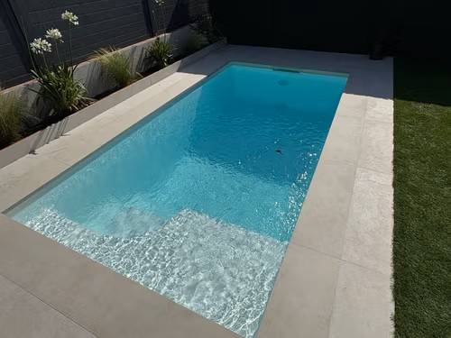 Piscine Malibu 5 avec une plage immergée en coque