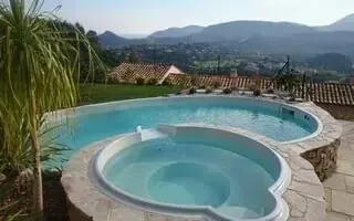 Pose de piscine avec traitement au sel et balnéo à Cannes